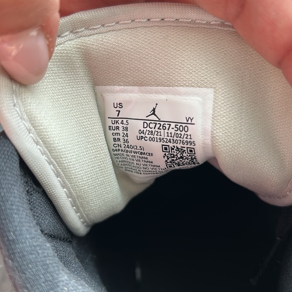 Nike Air Jordan Burgundy - Picture 3 of 3